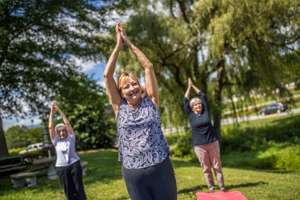 womwn doing yoga outddors